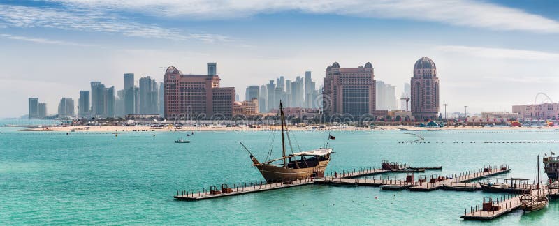 Widok linia horyzontu Doha od Katara Kulturalnego centrum zdjęcia royalty free