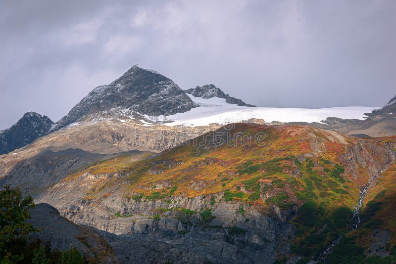 Widok lodowca wartington na autostradzie w pobliżu valdez alaska w sezonie jesiennym. fotografia royalty free