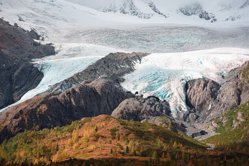 Widok lodowca wartington na autostradzie w pobliżu valdez alaska w sezonie jesiennym. zdjęcia royalty free