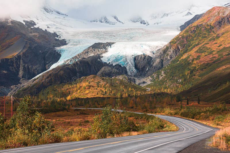 Widok lodowca wartington na autostradzie w pobliżu valdez alaska w sezonie jesiennym. zdjęcia stock