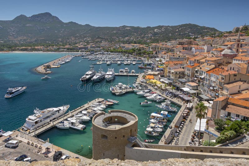 Widok miasta z domami w Calvi bay Corsica wyspa Francja zdjęcia royalty free