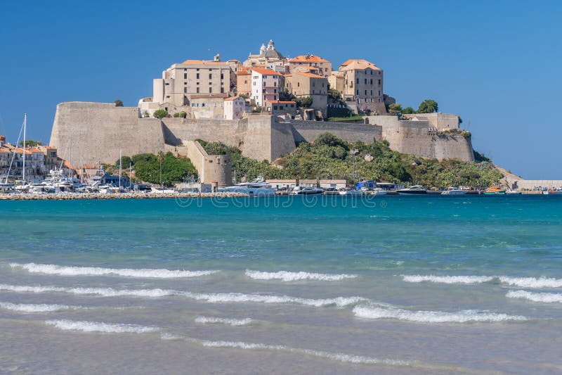 Widok miasta z domami w Calvi bay Corsica wyspa Francja zdjęcia stock
