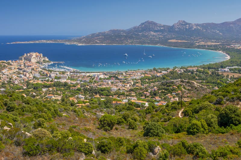 Widok miasta z domami w Calvi bay Corsica wyspa Francja obraz stock