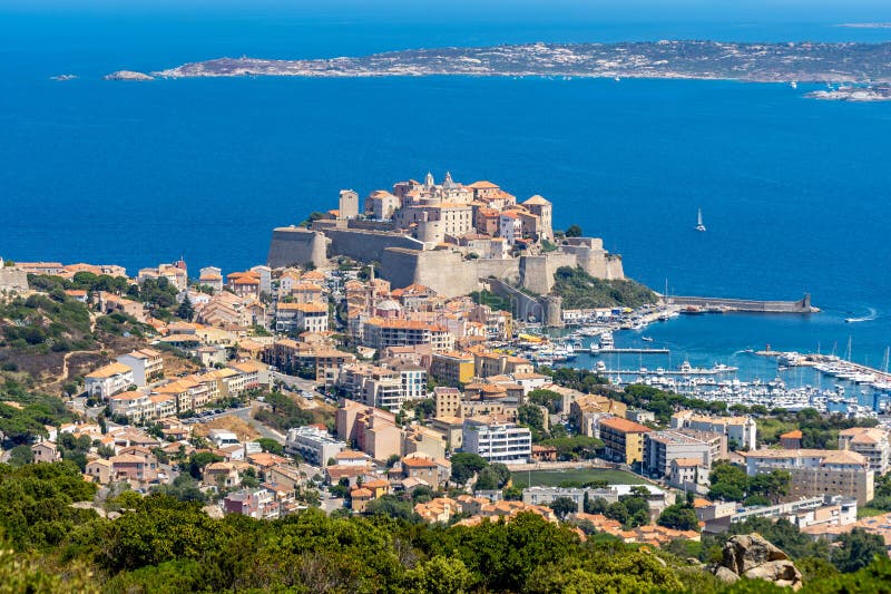 Widok miasta z domami w Calvi bay Corsica wyspa Francja obrazy royalty free