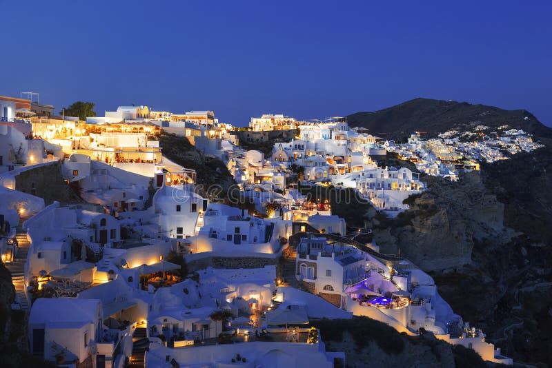 Widok miasto Oia w wieczór wyspy Oia santorini zdjęcie stock Widok miasto Oia w wieczór wyspy Oia santorini zdjęcie stock