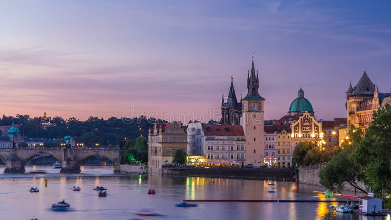 Widok miasto Praga w republika czech z kolorowym paddle łodzi dniem nocy timelapse na Vltava rzece z