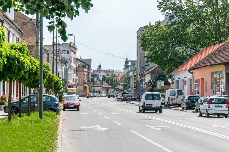 Widok miastowa ulica z samochodami na pospolitym pracującym dniu w mieście obraz stock Widok miastowa ulica z samochodami na pospolitym pracującym dniu w mieście obraz stock