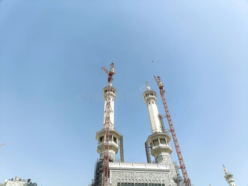 Widok minaretu masjid al haram lub wielkiego meczetu jest odnawiany zdjęcie royalty free