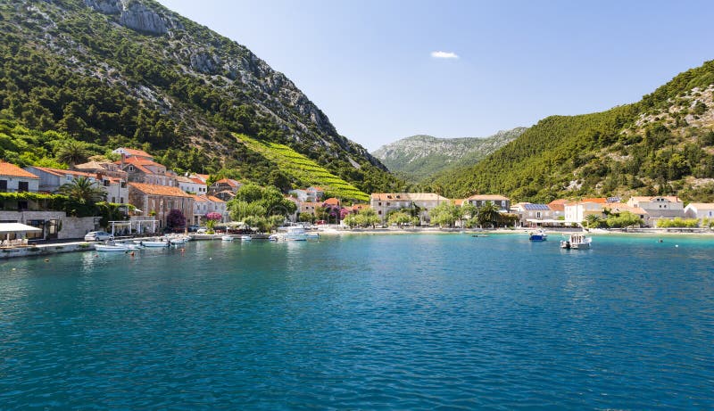 Widok na Adriatyckim morzu i Trstenik wiosce na Peljesac półwysepie blisko Orebic, Dalmatia, Chorwacja zdjęcia stock Widok na Adriatyckim morzu i Trstenik wiosce na Peljesac półwysepie blisko Orebic, Dalmatia, Chorwacja zdjęcia stock