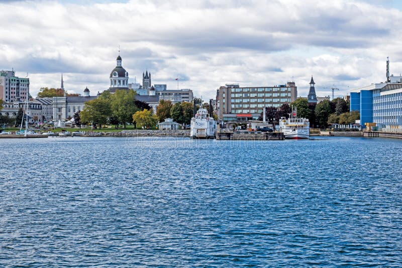 Widok na centrum królestwa ontario nabrzeże z promu wyspy wolfe. Na jeziorze w centrum królestwa ontario canada znajduje się pojazd wolfe islander iii i prom pieszy.