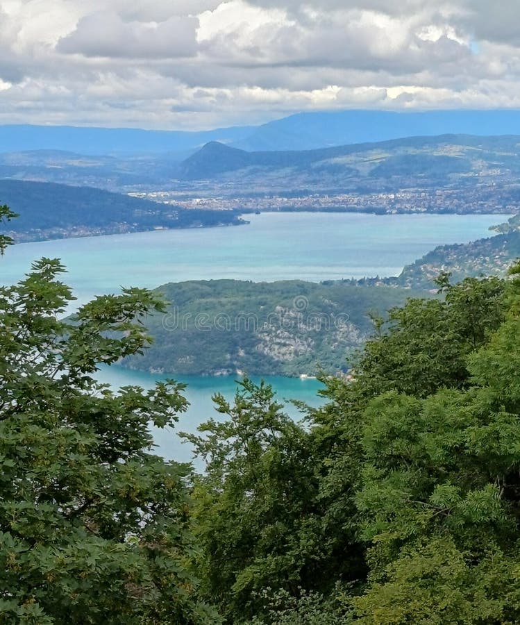 Widok na drzewa wioska górska i jezioro obraz stock