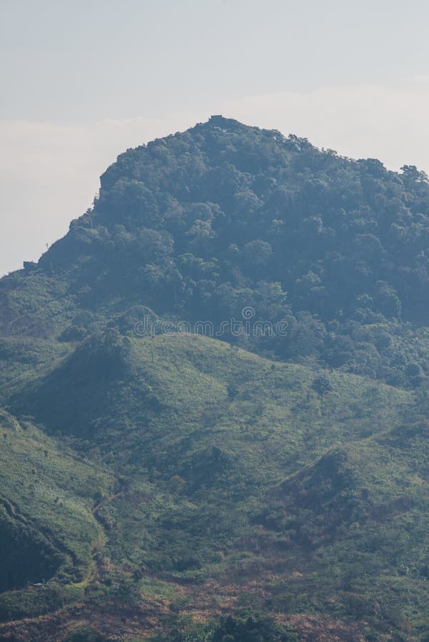 Widok na góry na doi pha tang w prowincji chiangrai. Widok na góry na doi pha tang w tajlandii w chiangrai