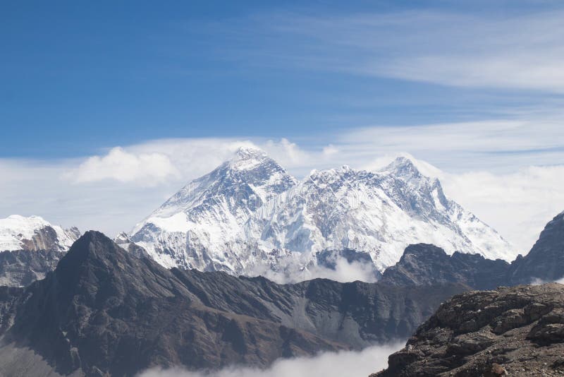 Widok na górę Everest 8,848 m i Lhotse 8,516 m na przejściu Renjo la podczas obozu dla uchodźców w Nepalu fotografia stock