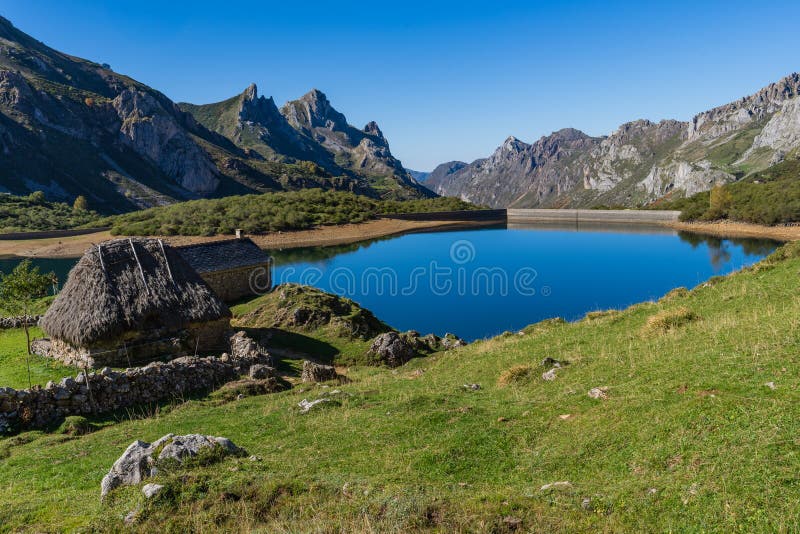 Widok na jezioro doliny w parku naturalnym somiedo w asturii. fotografia royalty free