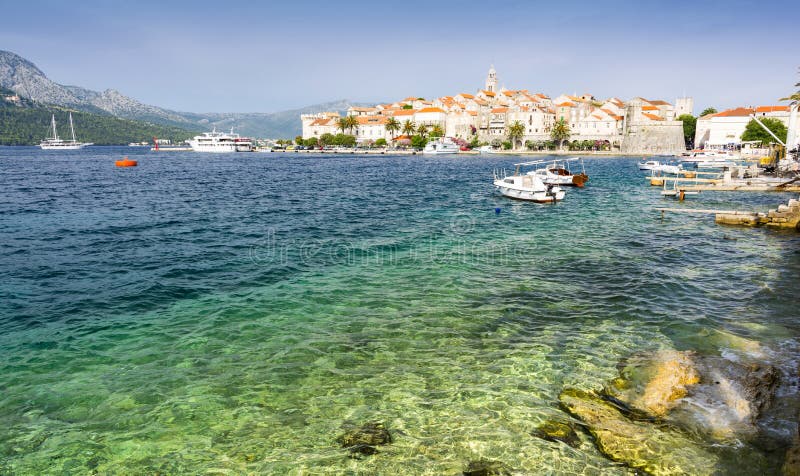 Widok na Korcula starym miasteczku z Adriatic kryształem - jasna woda w Dalmatia, Chorwacja zdjęcia royalty free Widok na Korcula starym miasteczku z Adriatic kryształem - jasna woda w Dalmatia, Chorwacja zdjęcia royalty free
