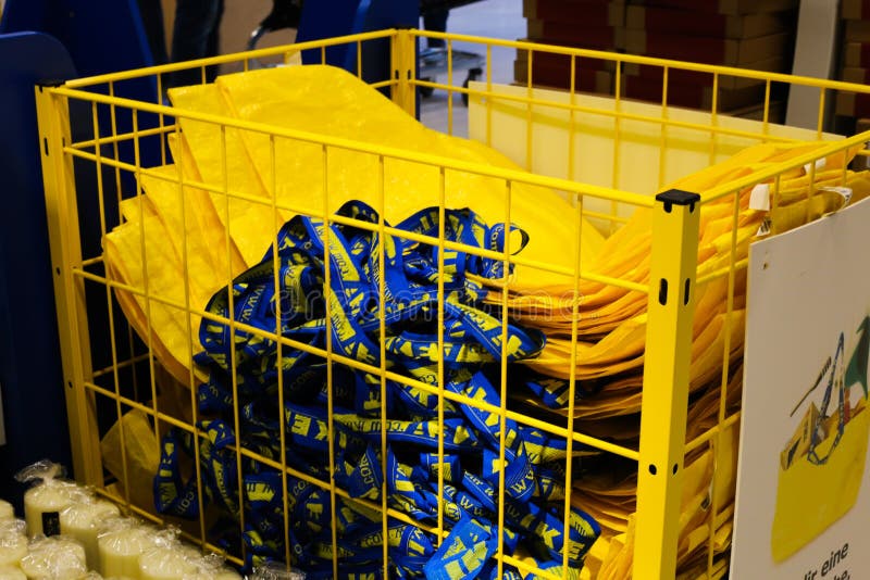 Widok na metalowe pudełko z żółtymi torbami na zakupy w szwedzkim sklepie meblowym IKEA zdjęcia royalty free