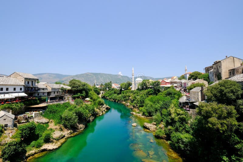 Widok na Mostar z turkusową rzeką zdjęcie stock