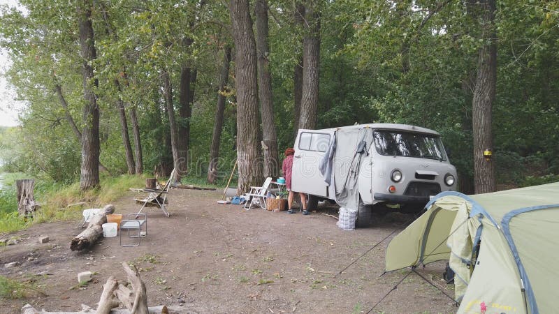 Widok na obóz turystyczny z namiotem i samochodem na brzegu rzeki