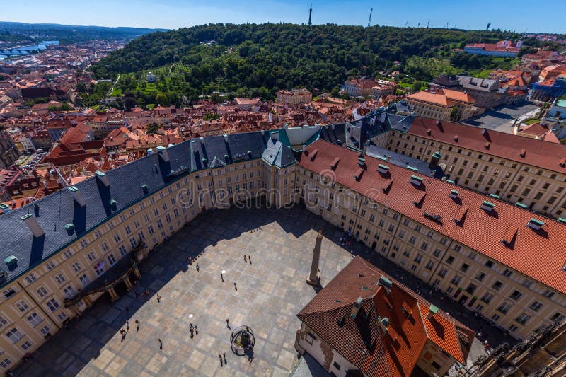 Widok na panoramę miasta z lotu ptaka przedstawiający rozległe europejskie miasto z czerwonymi dachówkami zdjęcie royalty free