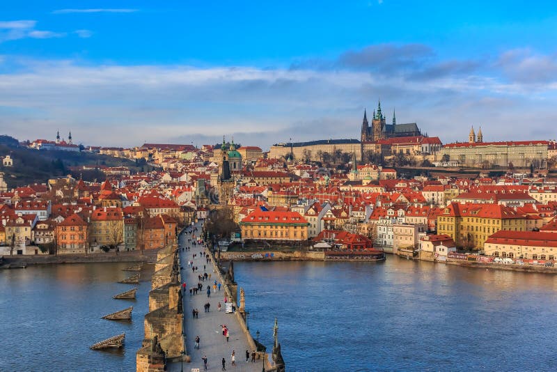 Widok na Praga kasztelu od Charles mosta zdjęcia stock Widok na Praga kasztelu od Charles mosta zdjęcia stock