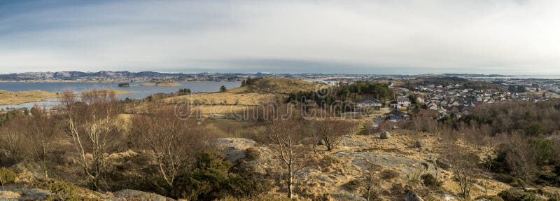 Widok na przedmieścia hfrsfjord fjord i snode z górnego wzgórza na wczesnym wiosennym tananger. Widok na przedmieścia hfrsfjord fjord i snode mieszkalne od szczytu wzgórza we wczesnym sezonie wiosennym tananger marzec 2018