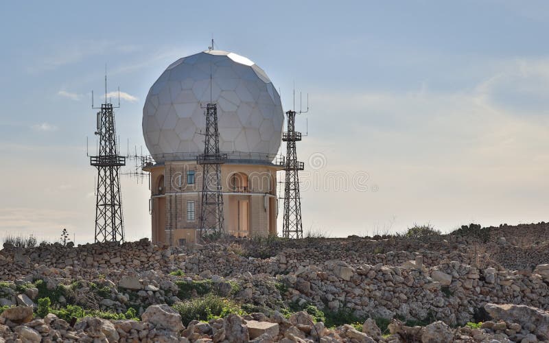 Widok na Radarowej stacji «il Ballun blisko Dingli falez w Malta na jasnym słonecznym dniu Stonewalls w przedpolu obrazy stock Widok na Radarowej stacji «il Ballun blisko Dingli falez w Malta na jasnym słonecznym dniu Stonewalls w przedpolu obrazy stock