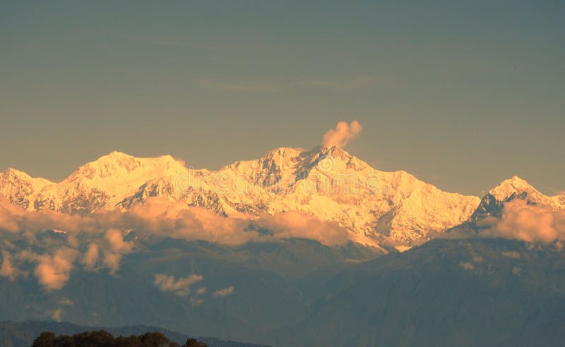 Widok na wzgórze tygrysa z fioletowymi śnieżnymi wierzchołkami na tle panoramicznym słońca darjeeling fotografia stock
