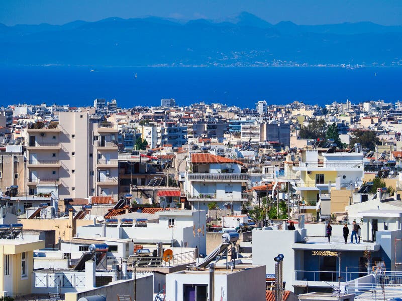 Widok Nad Ateny przedmieściami Saronic zatoka lub zatoka Aegina fotografia stock Widok Nad Ateny przedmieściami Saronic zatoka lub zatoka Aegina fotografia stock