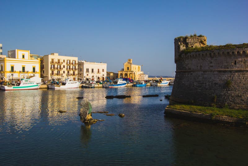 Widok nad Otranto wybrzeżem z schronieniem, Salento, Apulia, Italyrr obraz royalty free Widok nad Otranto wybrzeżem z schronieniem, Salento, Apulia, Italyrr obraz royalty free