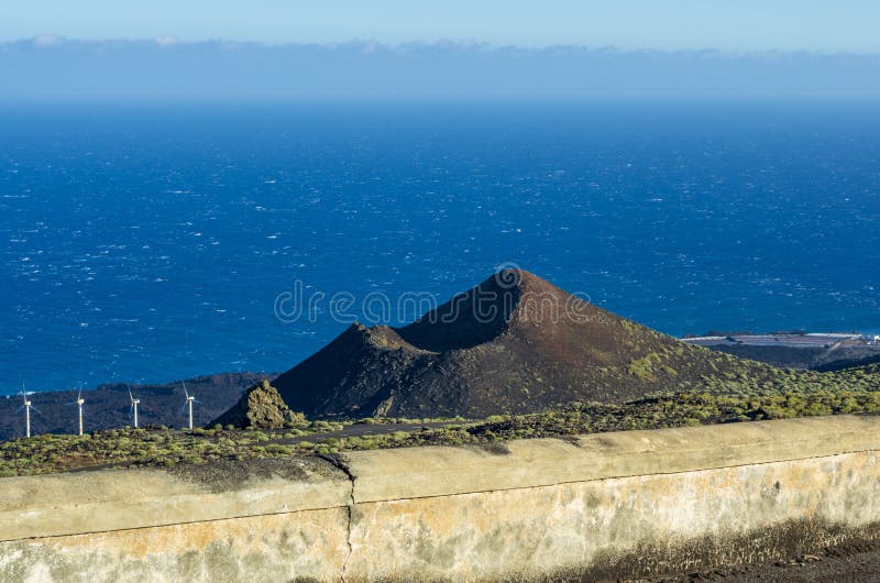 Widok nad wulkanem De Teneguia i Salinas de Fuencaliente, los angeles Palma fotografia stock Widok nad wulkanem De Teneguia i Salinas de Fuencaliente, los angeles Palma fotografia stock