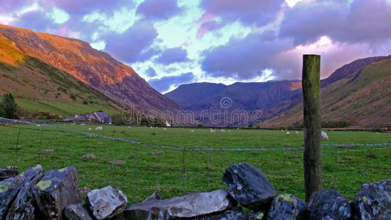 Widok Nant Ffrancon przepustka przy Snowdonia parkiem narodowym z górą Tryfan w tle Gwynedd, Walia, Zjednoczone Królestwo