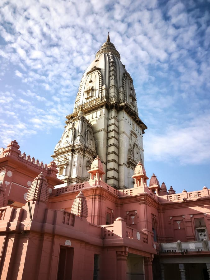 Widok Nowa Vishwanath świątynia, Sai Vishwanath świątynia w Banaras Hinduskim kampusie, Varanasi, Uttar Pradesh, India fotografia royalty free Widok Nowa Vishwanath świątynia, Sai Vishwanath świątynia w Banaras Hinduskim kampusie, Varanasi, Uttar Pradesh, India fotografia royalty free