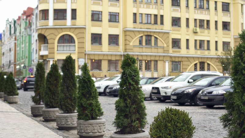 Widok nowożytna fasada budynek i modni drodzy samochody w parking zdjęcia royalty free Widok nowożytna fasada budynek i modni drodzy samochody w parking zdjęcia royalty free