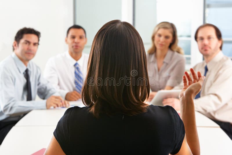 Widok Od Behind Jako CEO Adresuje spotkania zdjęcia royalty free Widok Od Behind Jako CEO Adresuje spotkania zdjęcia royalty free