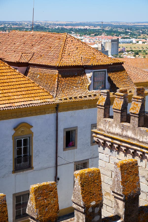 Widok od dachu Evora katedra na mieszkaniowych domach Evora Portugalia