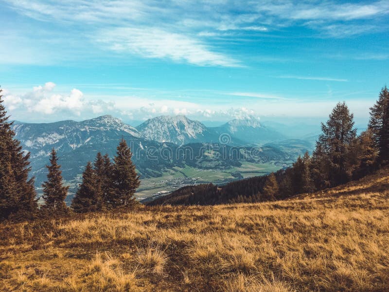 /widok od Hauser Kaibling nad doliną i Dachstein lodowem Haus im Ennstal, Steiermark, Austria, Wrzesień - 2016 - fotografia stock /widok od Hauser Kaibling nad doliną i Dachstein lodowem Haus im Ennstal, Steiermark, Austria, Wrzesień - 2016 - fotografia stock