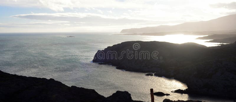 Widok od latarni morskiej nakrętka De Creus w tle wyspa Messina Costa Brava, Girona prowincja, Catalonia, Hiszpania fotografia stock Widok od latarni morskiej nakrętka De Creus w tle wyspa Messina Costa Brava, Girona prowincja, Catalonia, Hiszpania fotografia stock