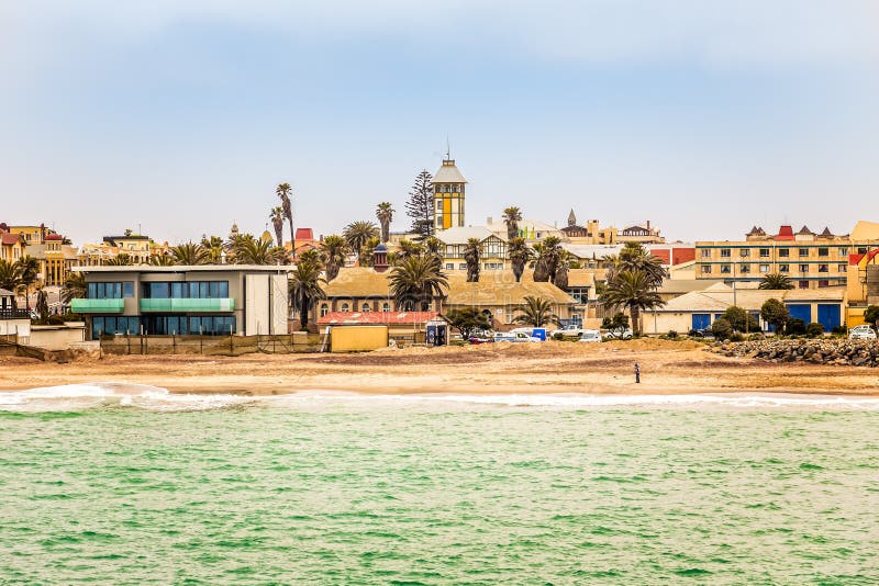Widok od morza na linii brzegowej Swakopmund Niemiecki kolonista holowniczy zdjęcie royalty free Widok od morza na linii brzegowej Swakopmund Niemiecki kolonista holowniczy zdjęcie royalty free