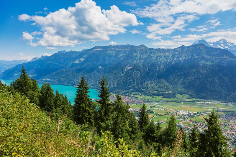 Widok od Mt Harderkulm w Szwajcaria w lecie Harderkulm, także nawiązywać do Ciężki Kulm jako, jest szczytem przegapia miasteczka Interlaken i Unterseen w Szwajcaria