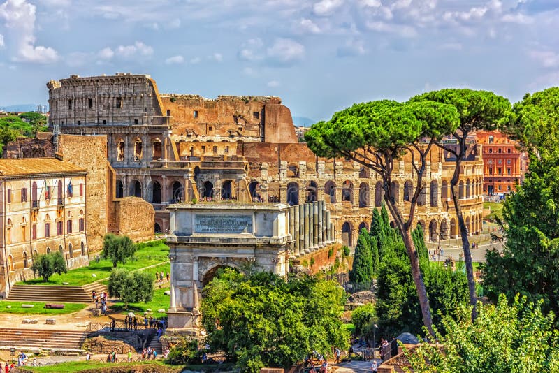 Widok od Romańskiego forum na łuku Titus i Colosseum, lato chmurny dzień zdjęcie stock Widok od Romańskiego forum na łuku Titus i Colosseum, lato chmurny dzień zdjęcie stock
