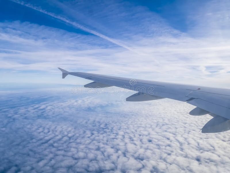 Widok od samolotowego okno, niebieskie niebo