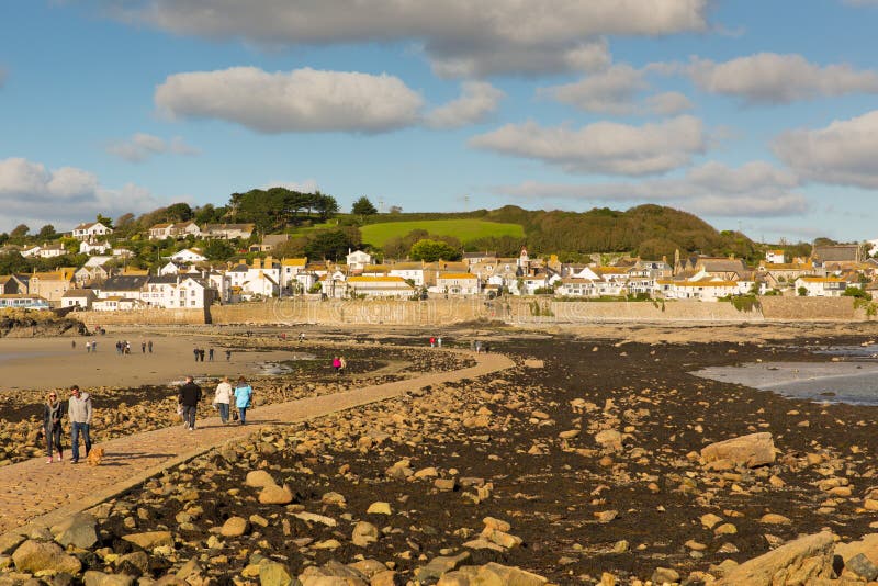 Widok od St Michaels góry Marazion Cornwall z ludźmi krzyżuje droga na grobli obraz stock