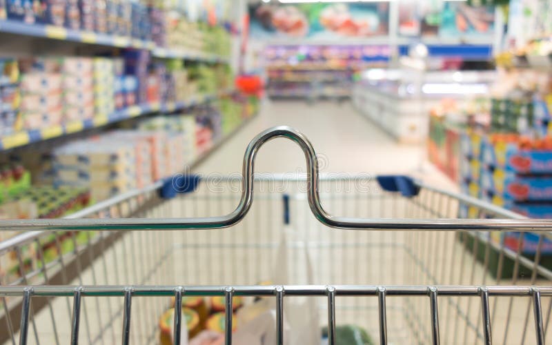 Widok od wózek na zakupy tramwaju przy supermarketa sklepem. Handel detaliczny. zdjęcie royalty free Widok od wózek na zakupy tramwaju przy supermarketa sklepem. Handel detaliczny. zdjęcie royalty free