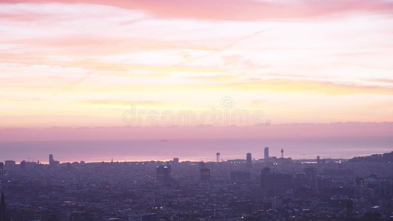 Widok panoramiczny barcelony wczesnym rankiem