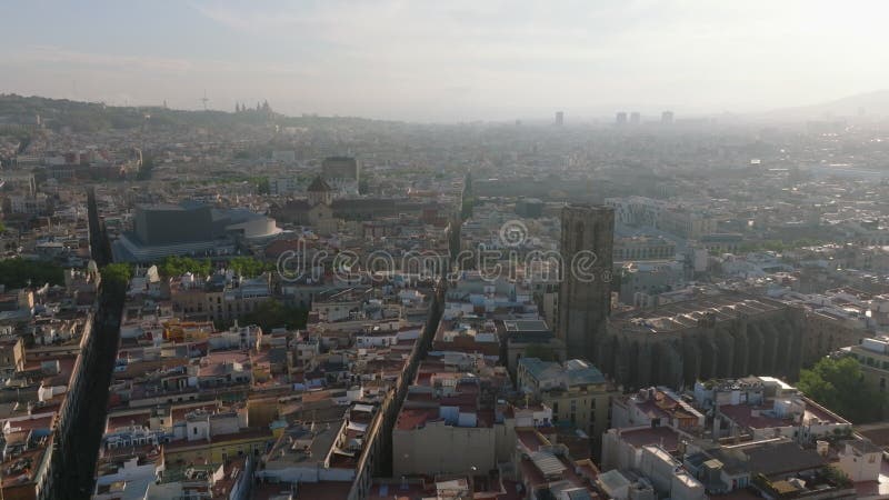 Widok panoramiczny historycznej części metropolii. zamglony widok na słońce. latać wokół starej bazyliki santa maria