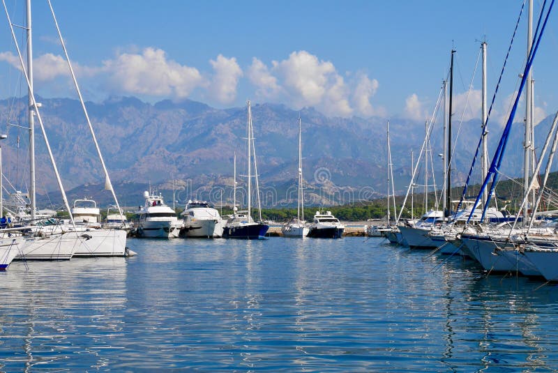 Widok panoramiczny jachtu marina w calvi. francja korsykańska. obraz stock