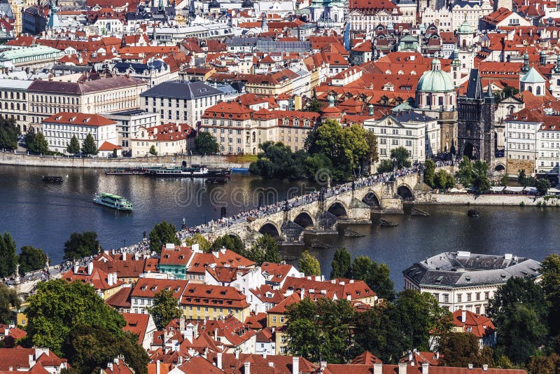 Widok panoramiczny z góry prague charles most z tłumem turystów rzeka vltava i czerwone dachy. obrazy stock