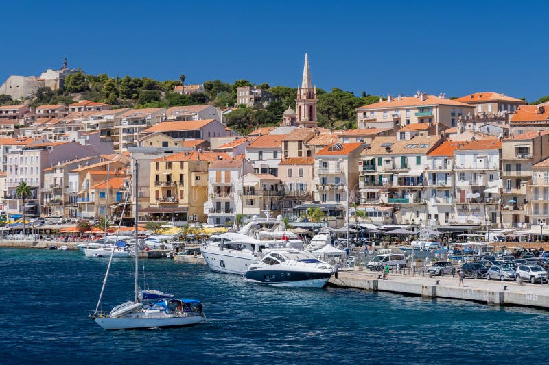 Widok portu Calvi z kolorowymi domami i łodziami rybnymi. To miasto jest bardzo popularnym celem turystycznym Korsyka wyspa Francj fotografia stock