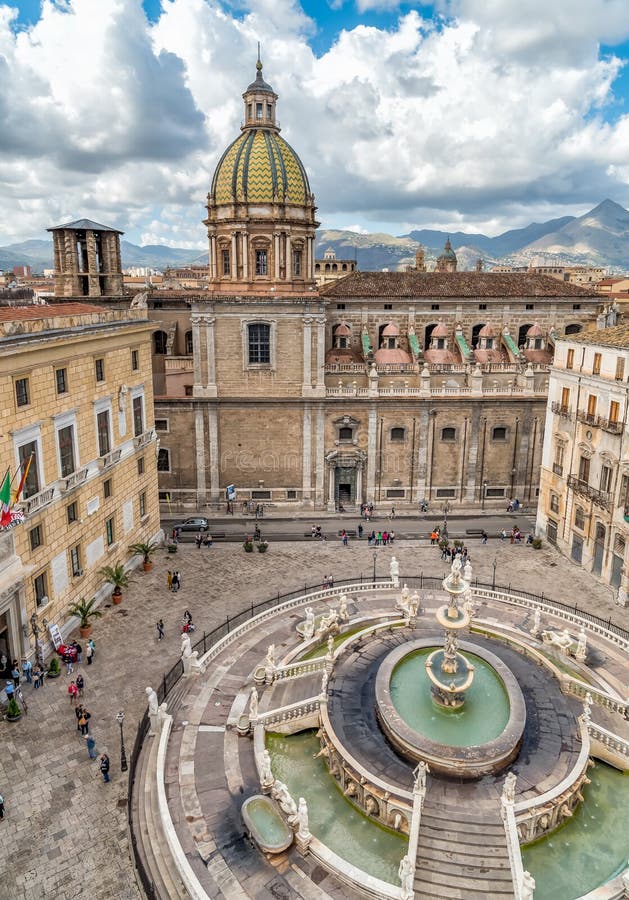 Widok Pretoria fontanna z San Giuseppe dei Teatini kościół od dachu Santa Caterina kościół w Palermo obrazy stock Widok Pretoria fontanna z San Giuseppe dei Teatini kościół od dachu Santa Caterina kościół w Palermo obrazy stock