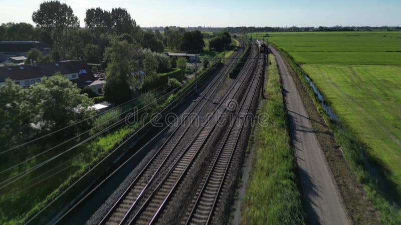 Widok przejeżdżających pociągów holowniczych